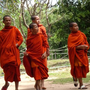 Junge Mönche bei den Killing Fields